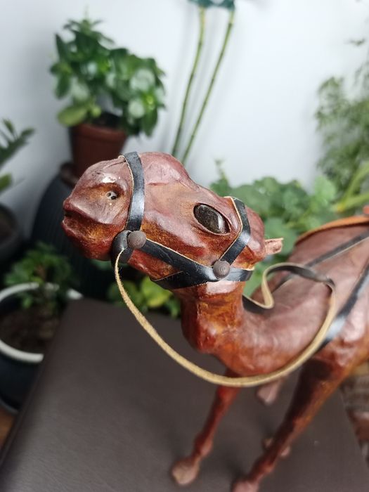 Ръчно изработени фигури от естествена кожа – Камила и Кон