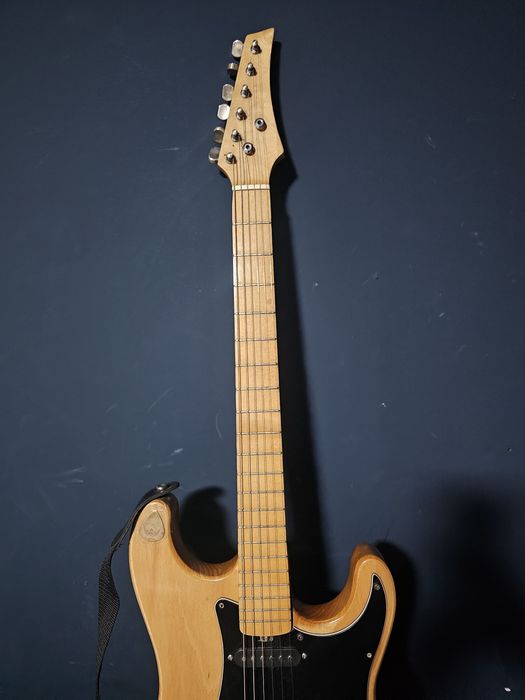 Продаётся винтажная электрогитара