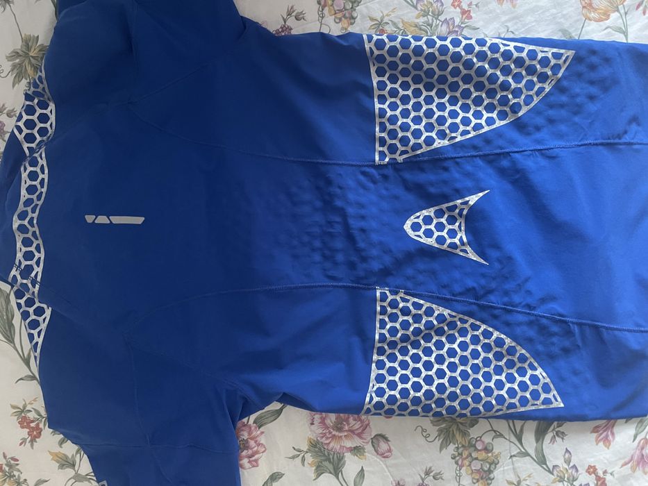 Vand bluza Salomon pentru sporturi ca noua