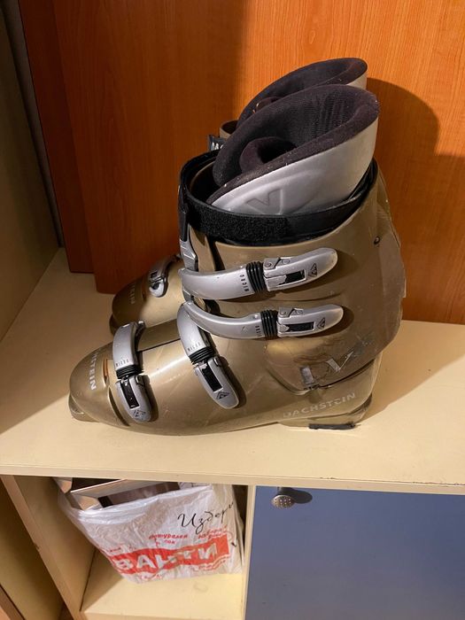 Ски с автомати, ски обувки и щеки на символични цени