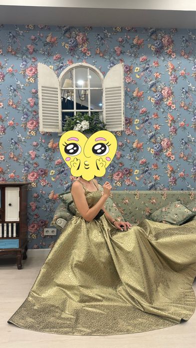 Шикарное платье в золотом  цвете