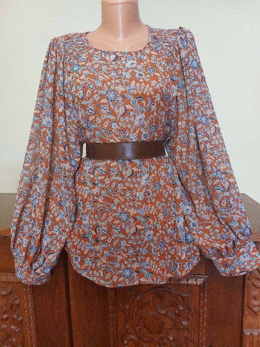 Bluza romantica noua  din vascoza, cu niște maneci superbe, foarte ample,