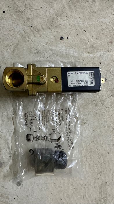 Электромагнитный клапан BURKERT вместе с разьемом