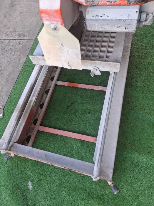 Машина за рязане на тухли и камък