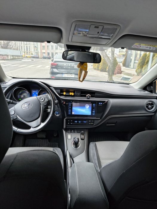 Vând Toyota Auris Hybrid