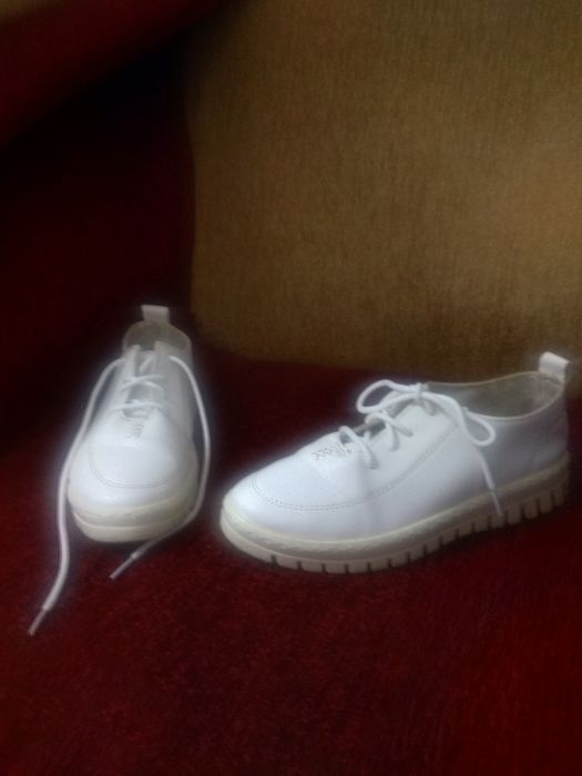 Женские кроссовки