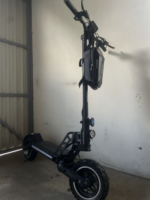 Vand trotineta electrica noua