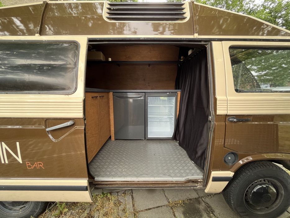 Продавам подвижен бар с развит бизнес