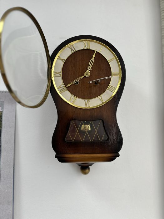 Стенен часовник HERMLE