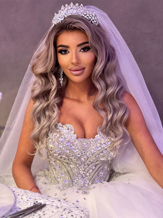 Rochie de mireasă , voal , și diademă