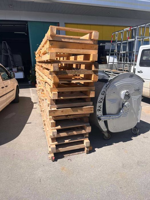 Дървени греди дълги 6 метра.