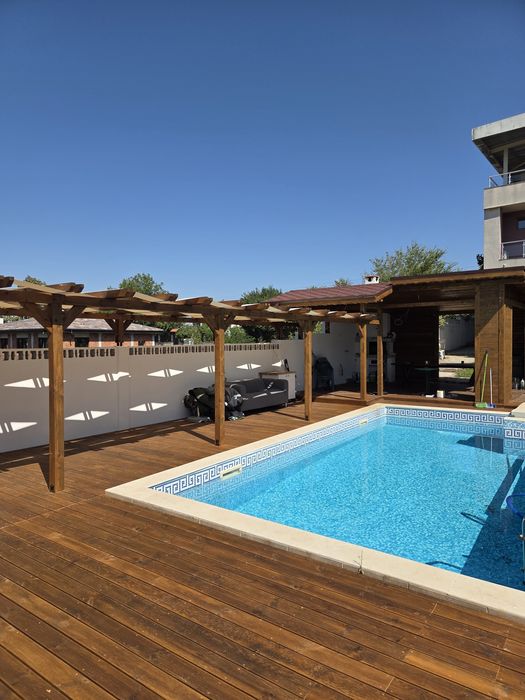 Изграждаме дървени навеси, парапети, подиуми с декинг и др.