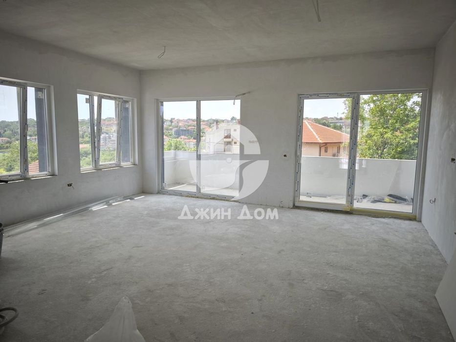 Просторна двуетажна къща в гр. Бяла