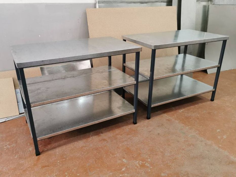 Стол из нержавейки с металлическим каркасом