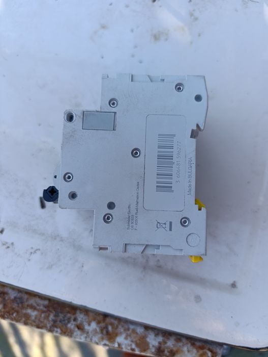 Предпазител за трифазен ток