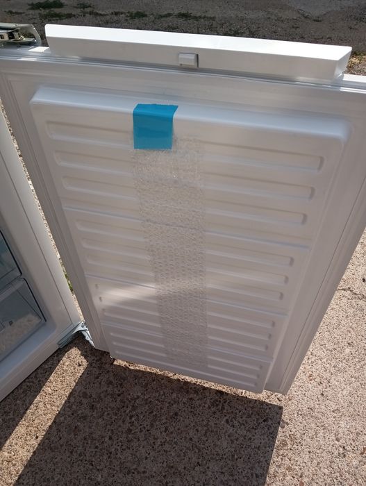 Чисто нов малък фризер за вграждане АЕГ Aeg  с две години гаранция!