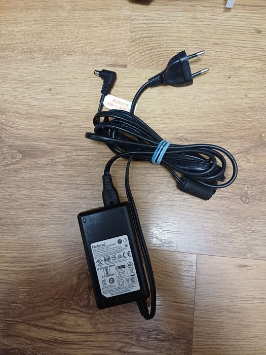 Incarcator alimentator Roland PSB-1U 9v 2A in stare buna

#11