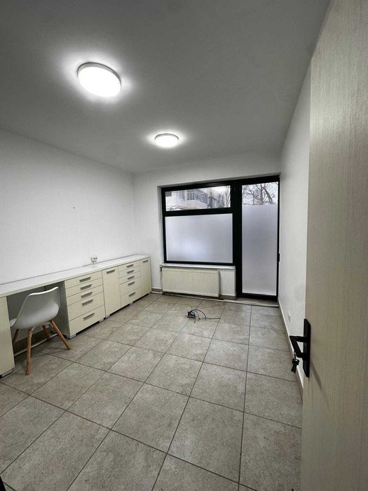 Oferim spre închiriere două spații situate în incinta unei case, pe Strada Bogdan Dragoș, cu suprafețe de 13 mp și 15 mp.