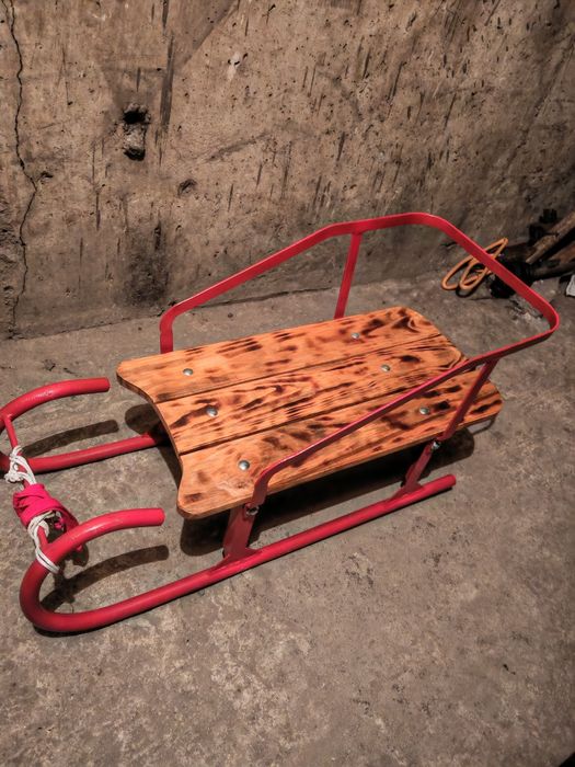 Железна шейна със седалка от дърво