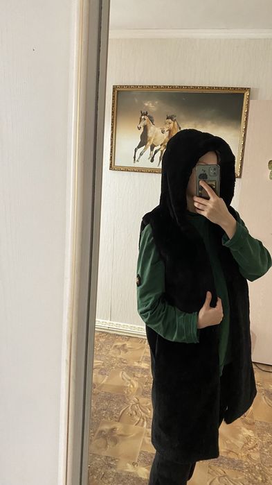 Шуба без рукавов с капюшоном