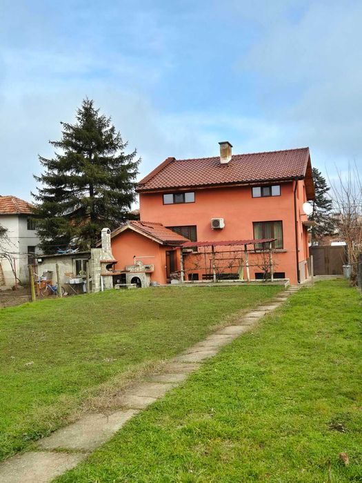 Дом готов за нанасяне в центъра на Бяла Слатина .