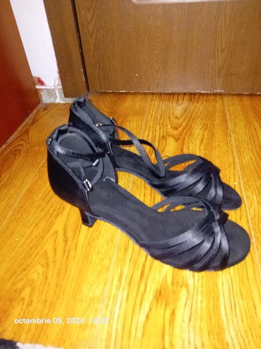 Sandale nr 40 . .