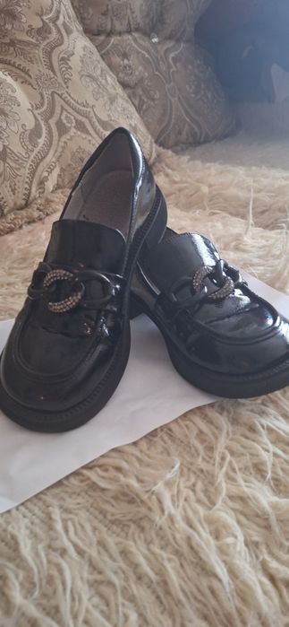 Продам для девочки туфли 35 размер