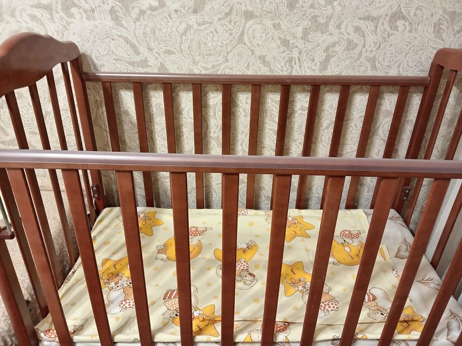 Отдам детскую кроватку с матроцом ,в хорошем состоянии.