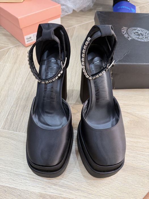 Стильные чёрные туфли на высокой платформе