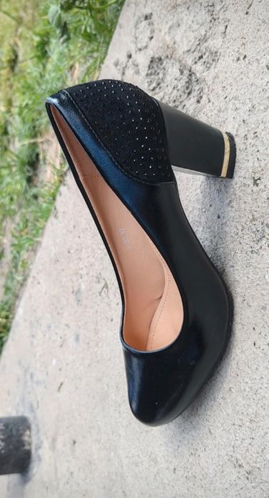 Vând pantofi eleganți