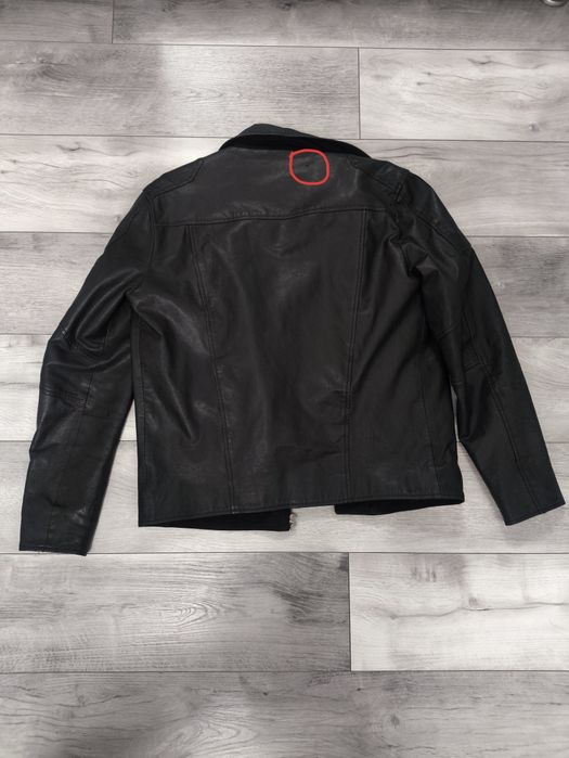 Geaca neagra din piele