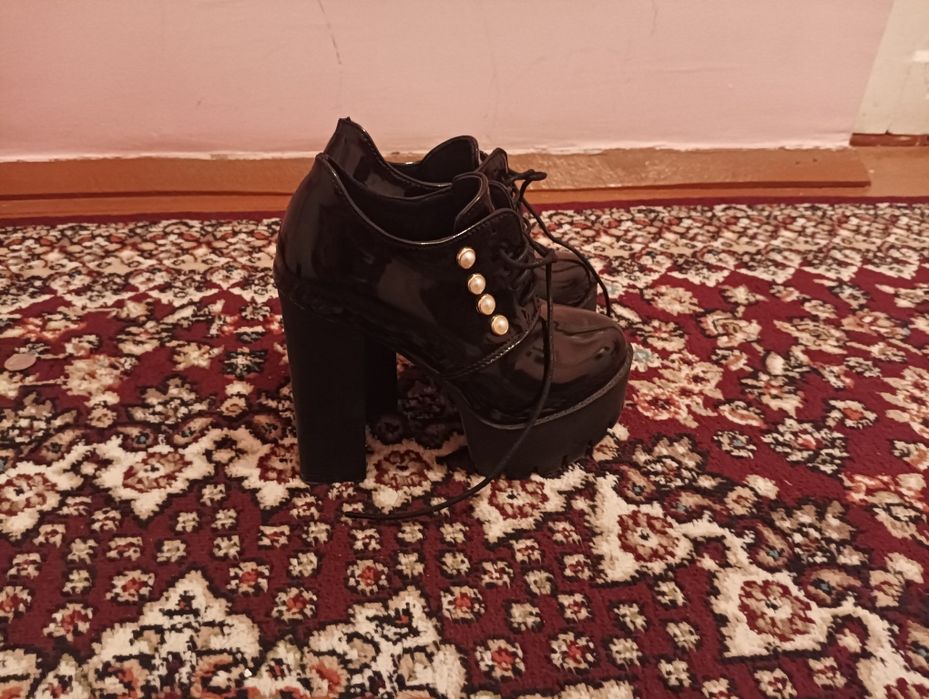 Tufli yangi  bir martta kiyilgan faqat