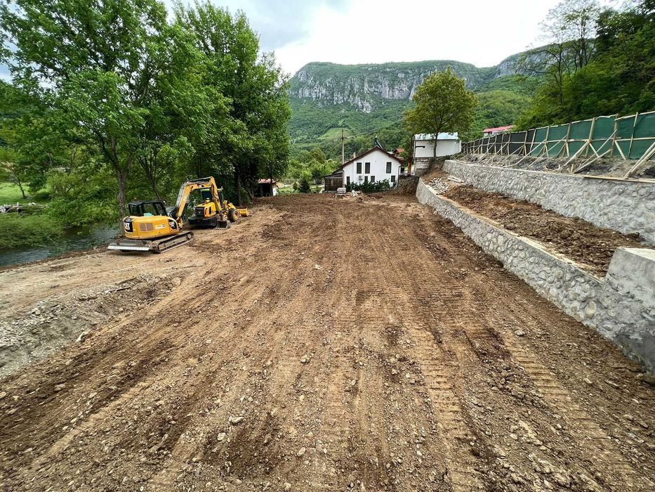 Vand teren intravilan 2364 mp. in Pecinisca, Baile Herculane ideal pentru Pensiune, Hotel sau Strand!
