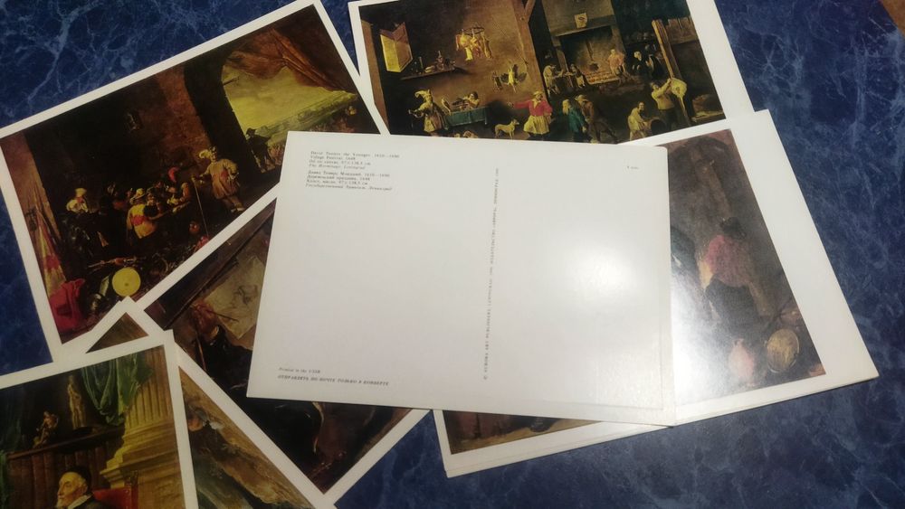 Два набора открыток большого размера.