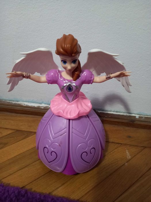 Papusa Maia pe role si Elsa