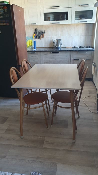 Продам стол и стулья