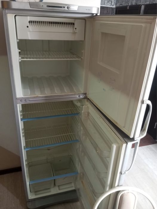 Продам холодильник Indesit на запчасти
