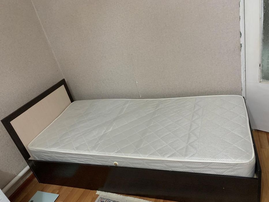 кровать односпальная с матрасом