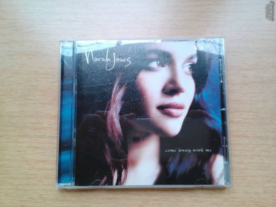 продавам компакт дискове всеки по 4 лв и аудиокасети всяка по 3 лв.