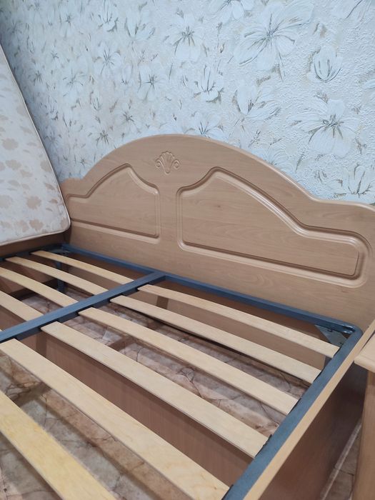 Кровать двухспальная с матрасом