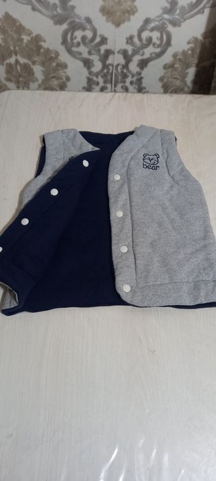 Двухсторонняя жилетка на мальчика 3/4 года НОВАЯ