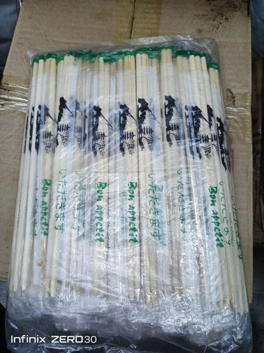 Sushi va uni tayorlash yesh uchun tayoqchasi bor