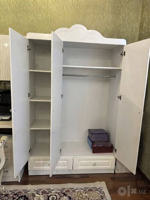 Detskiy kravat va shkaf kam ishlatilgan