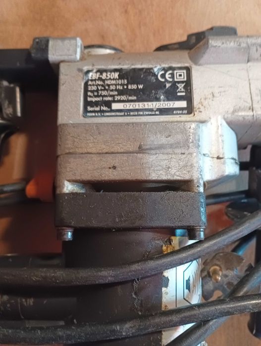 Продавам перфоратор