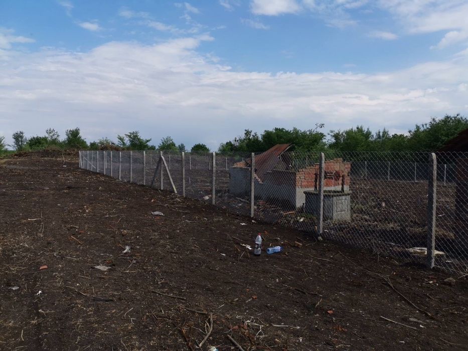 ОГРАДА С Циментови колове и Поцинкована Оградна Мрежа