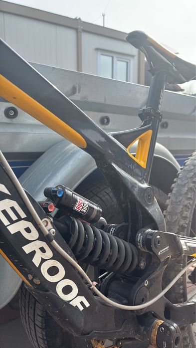 Bicicleta Nukeproof downhill