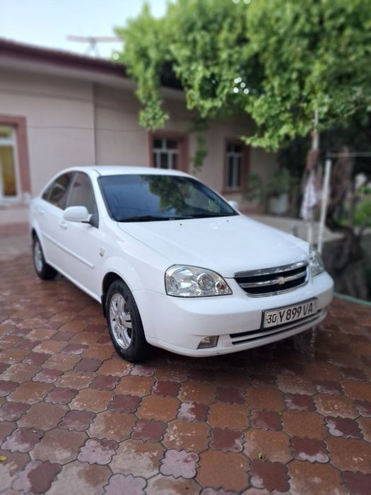 Lacetti 1.8 sotiladi