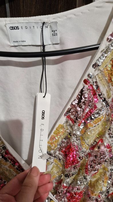 Asos nouă,cu etichetă