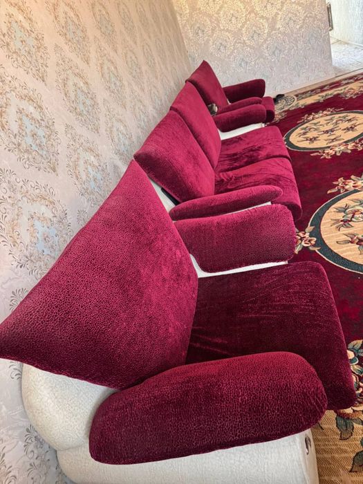 Divan sotiladi yangi holatda