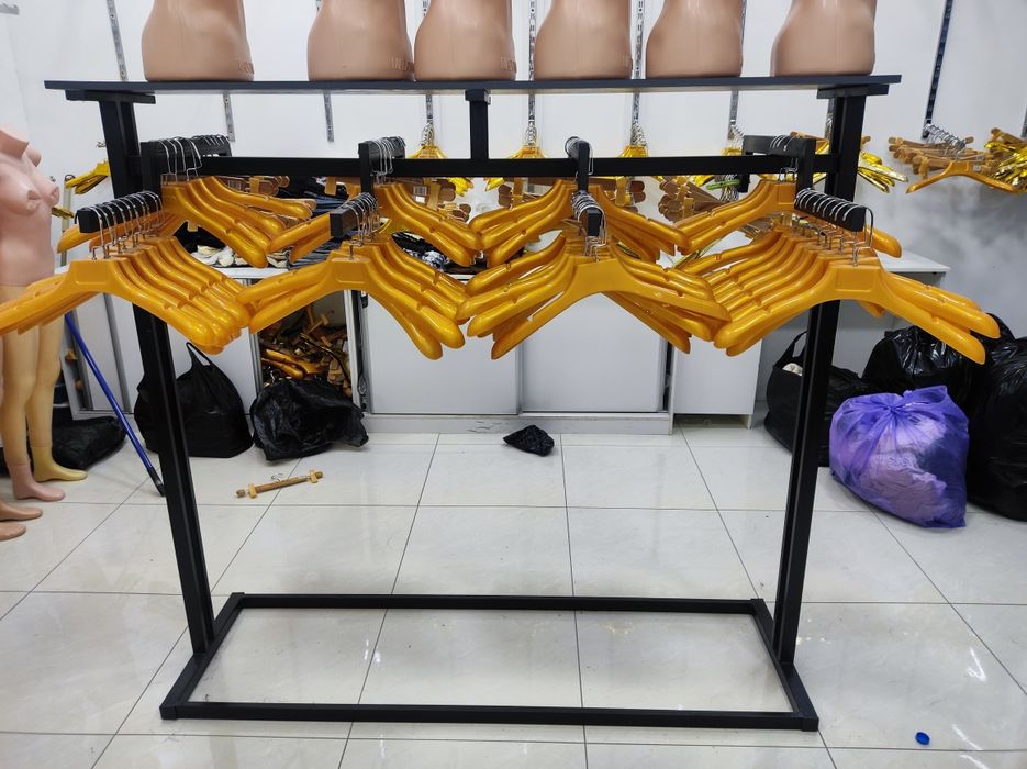 Наполная стойка для магазина одежды